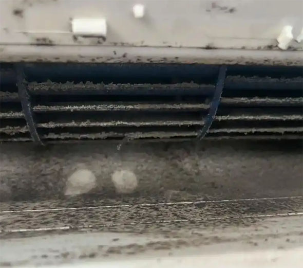 龙安空调吹的风有股烧焦味是怎么回事